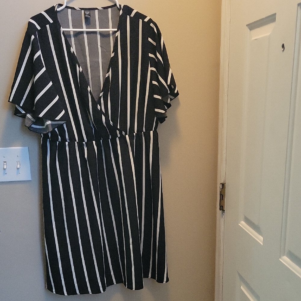 SHEIN Monochrome Striped V-Neck Cover Up/dress